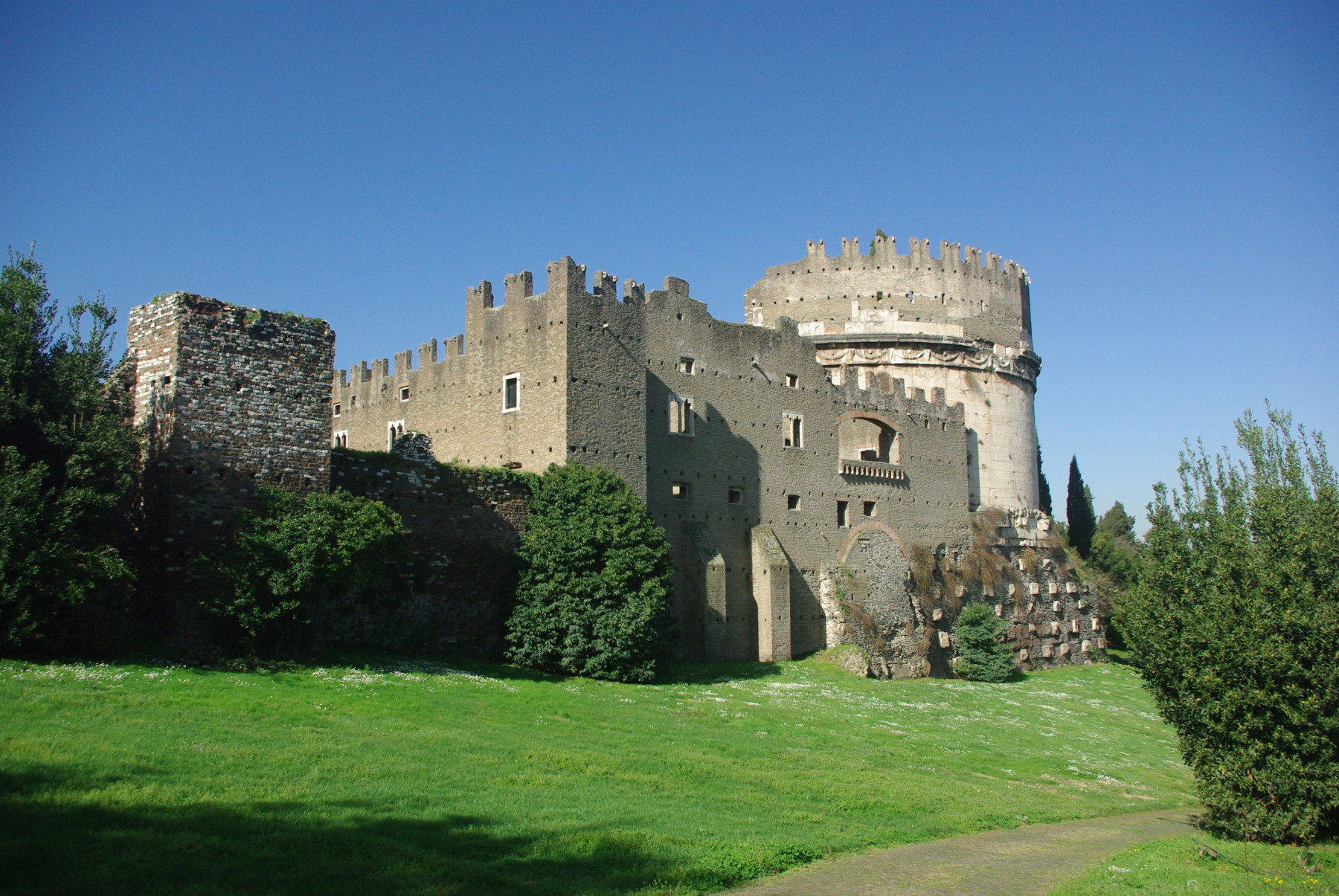 Il Mausoleo di Cecilia Metella, nelle campagne romane che affascinarono Goethe - la